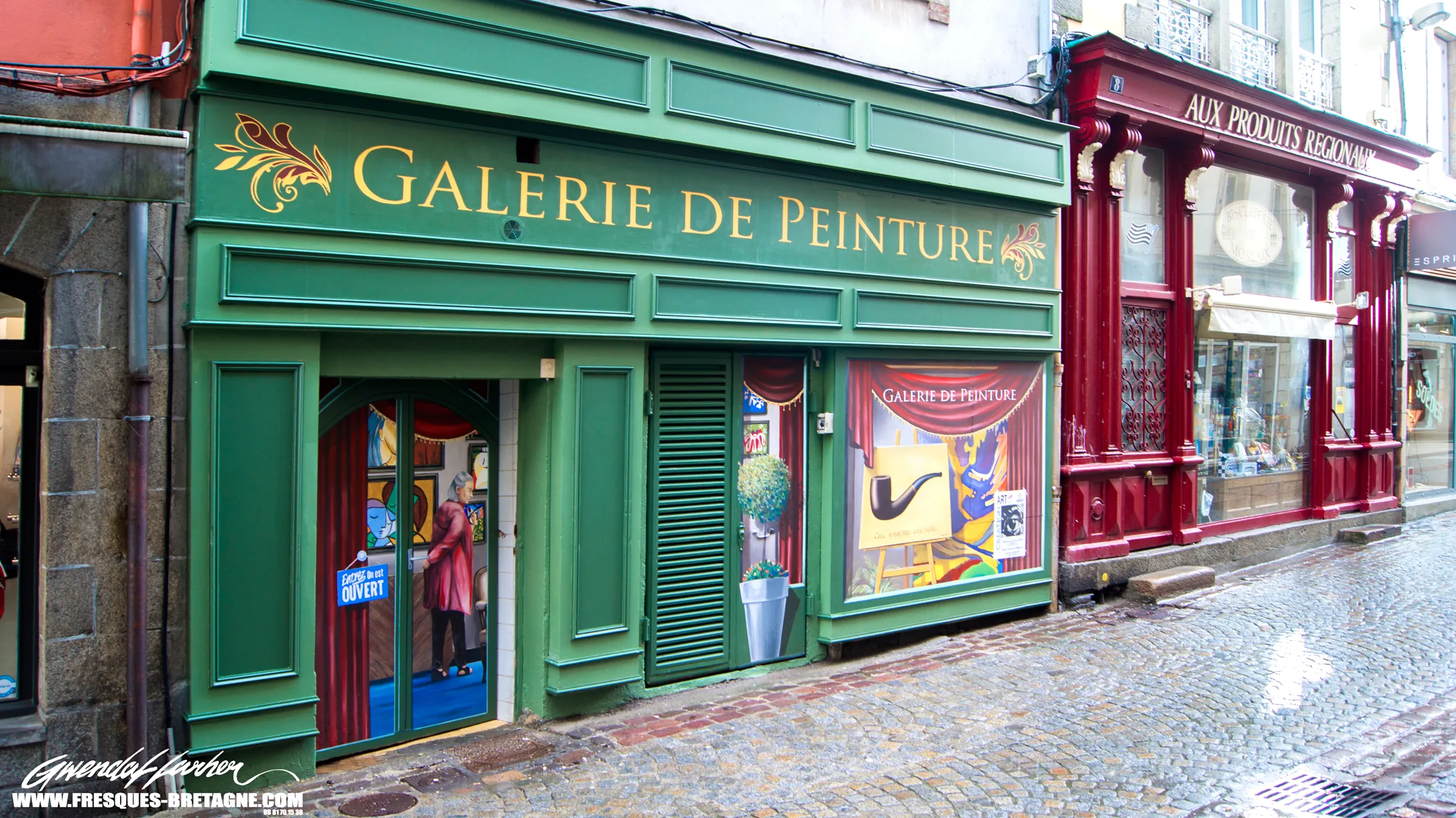 Faux magasin « Galerie de peinture » peint en trompe-l'œil sur un poste électrique, rue pavée de Morlaix